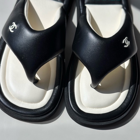 Chanel 22p Lambskin Padded Pool Thong Slides Black/White - Picture 4 of 9